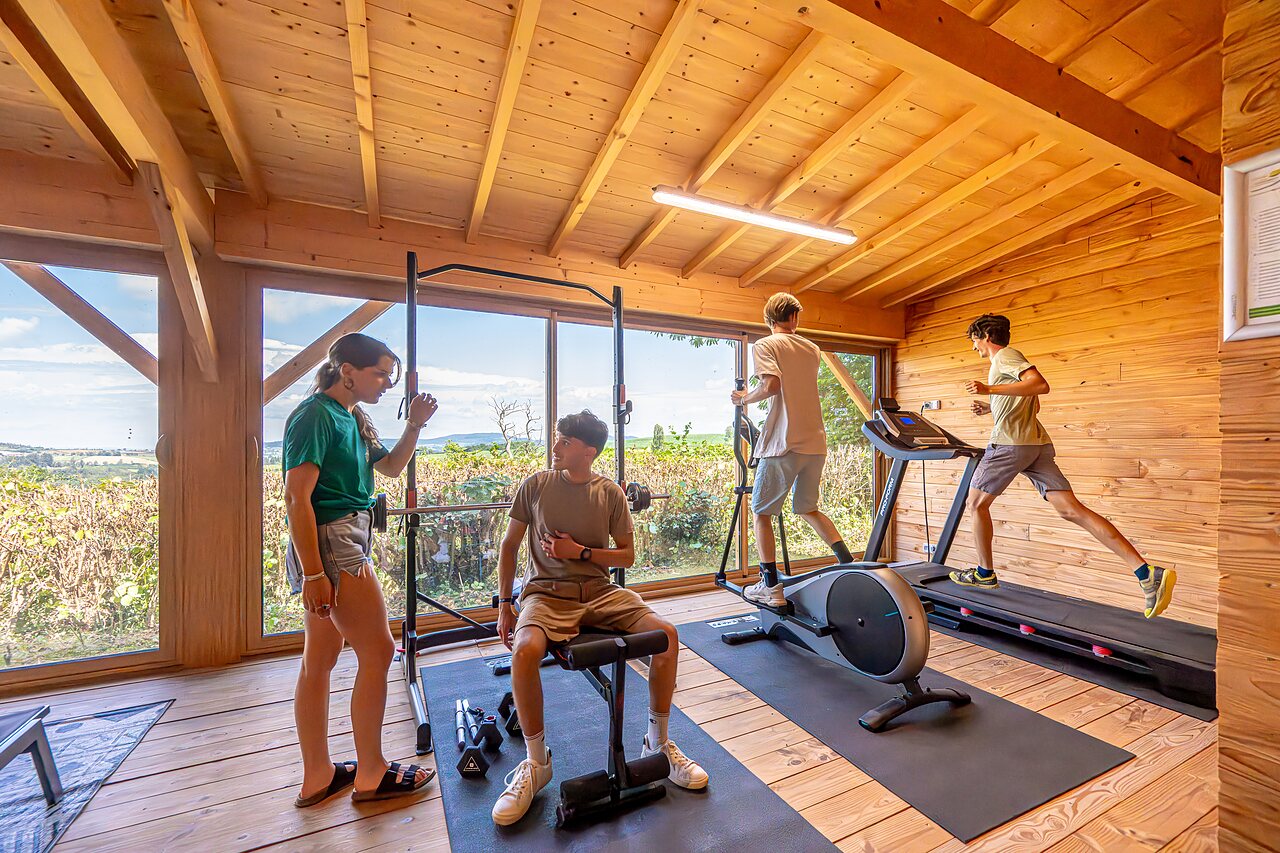 Espace fitness moderne avec �quipements sportifs au camping CAPFUN Cenic � Dompierre-les-Ormes.