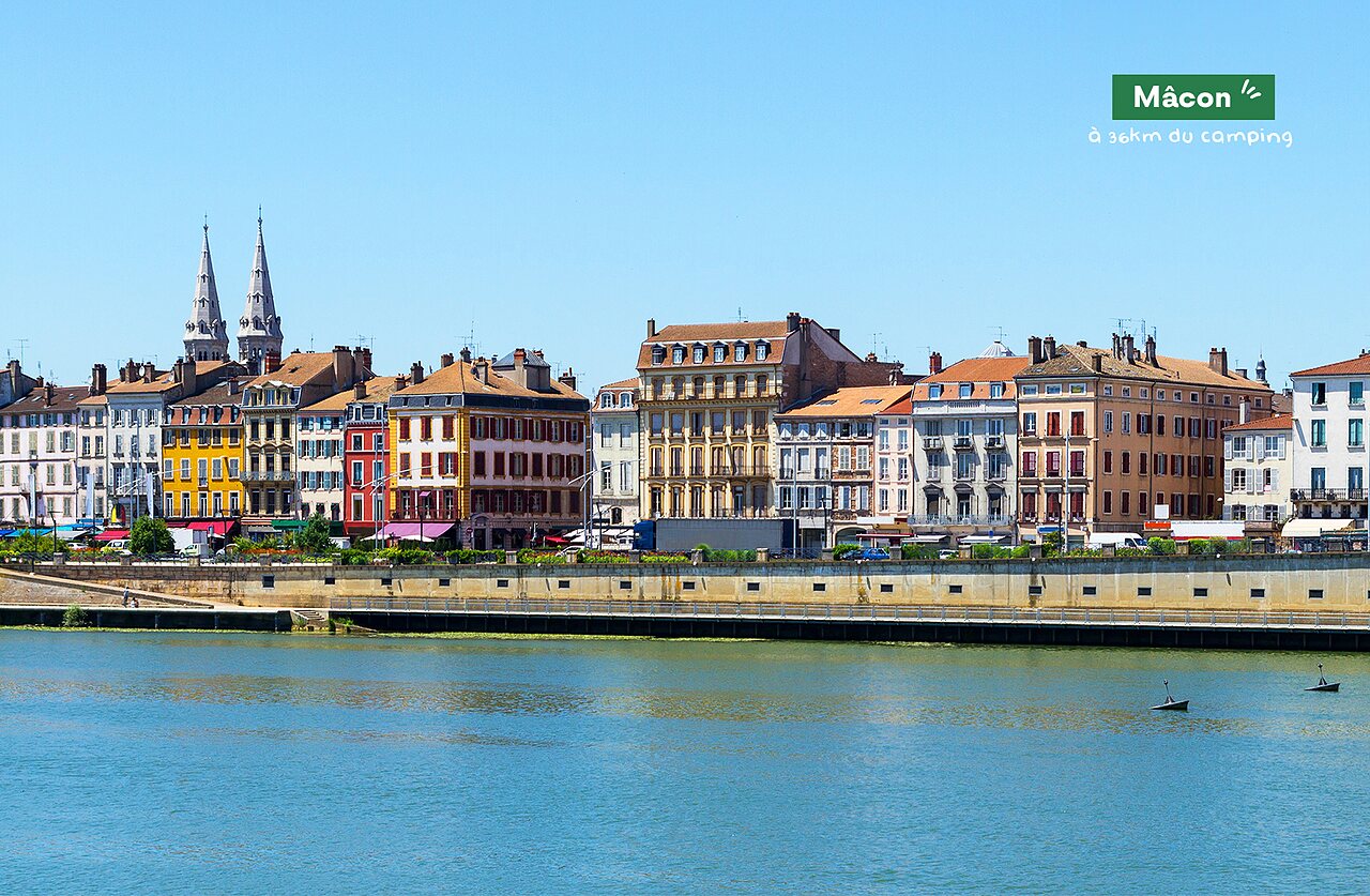 M�con, ville historique au bord de la Sa�ne, avec ses b�timents color�s.