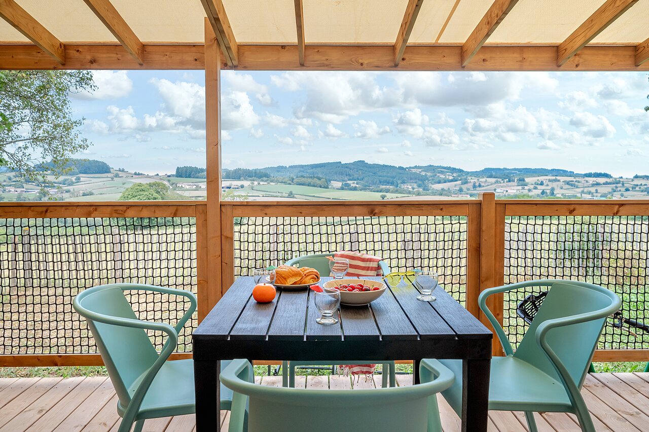 Terrasse de Mobil-home avec vue panoramique, camping CLICOCHIC Village des Meuniers (71).