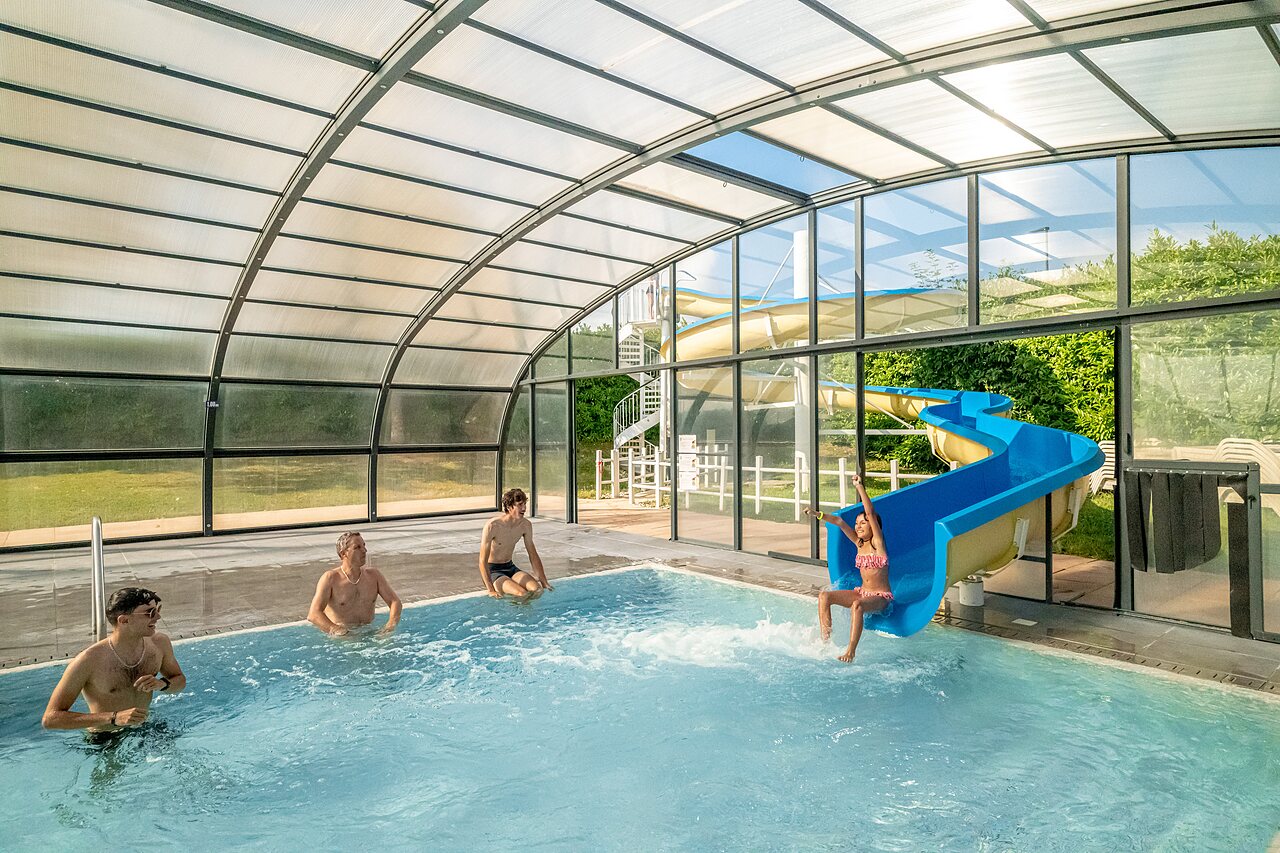 Piscine couverte, toboggan aquatique au camping CLICOCHIC Village des Meuniers � Dompierre-les-Ormes (71).