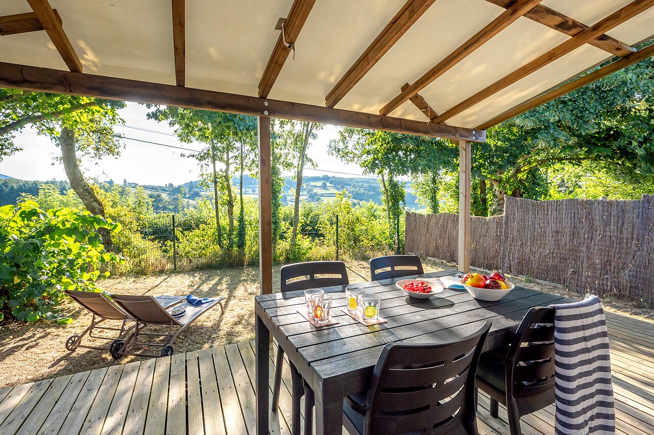 Terrasse de Mobil-home avec table et vue nature au camping CLICOCHIC Village des Meuniers � Dompierre-les-Ormes (71).