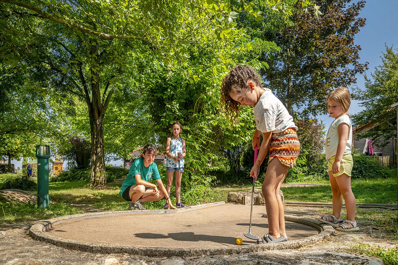 Mini-golf familial avec enfants et adulte au camping CLICOCHIC Village des Meuniers � Dompierre-les-Ormes (71).