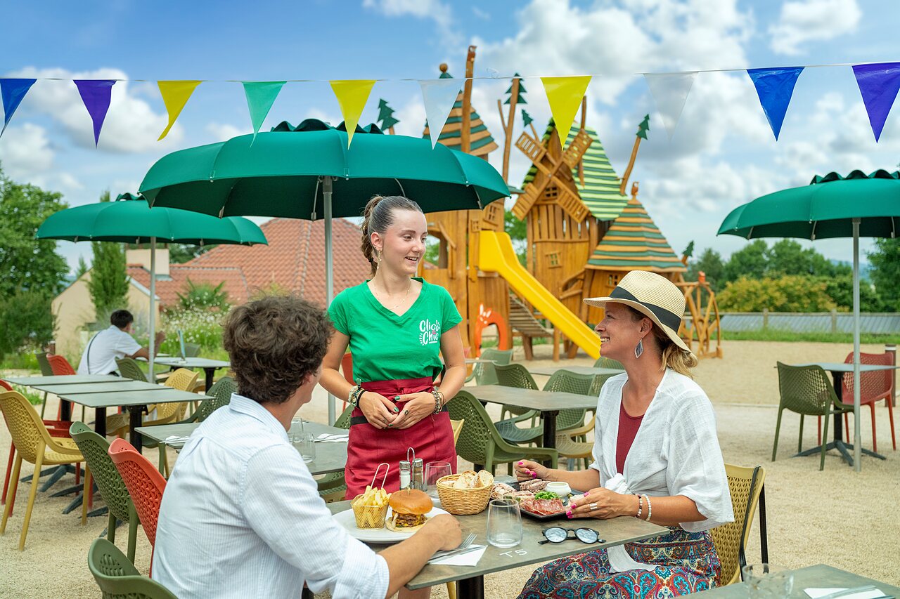 Restaurant et jeux pour enfants au camping CLICOCHIC Village des Meuniers � Dompierre-les-Ormes (71).