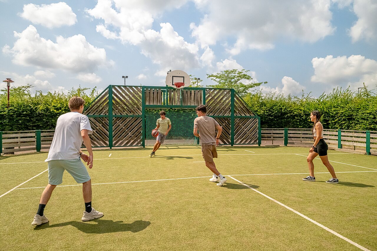 Basketball sur terrain multisport au camping CLICOCHIC Village des Meuniers � Dompierre-les-Ormes (71).