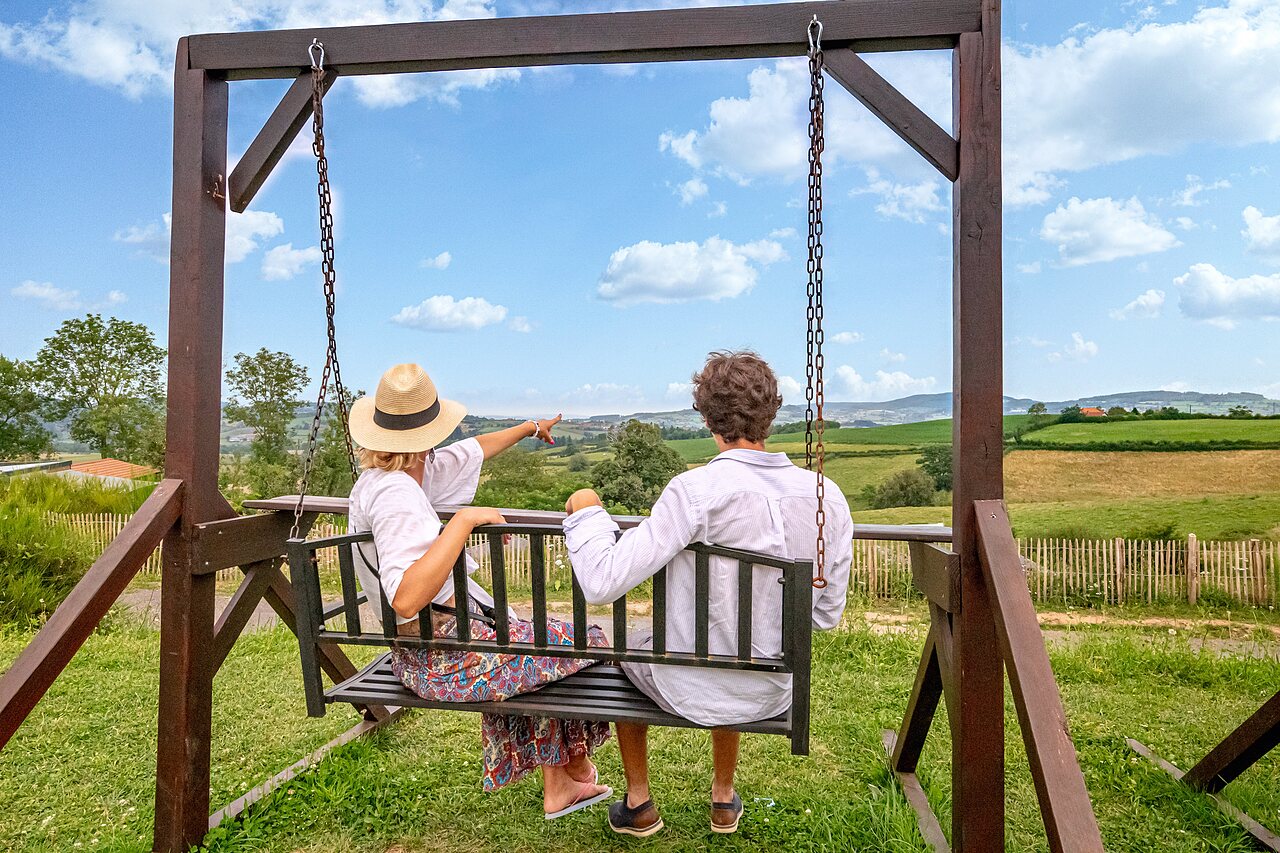 Vue panoramique au camping CLICOCHIC Village des Meuniers � Dompierre-les-Ormes (71).