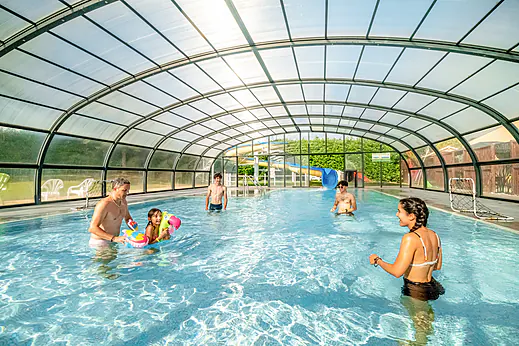 Piscine couverte familiale avec toboggans au camping CLICOCHIC Village des Meuniers.