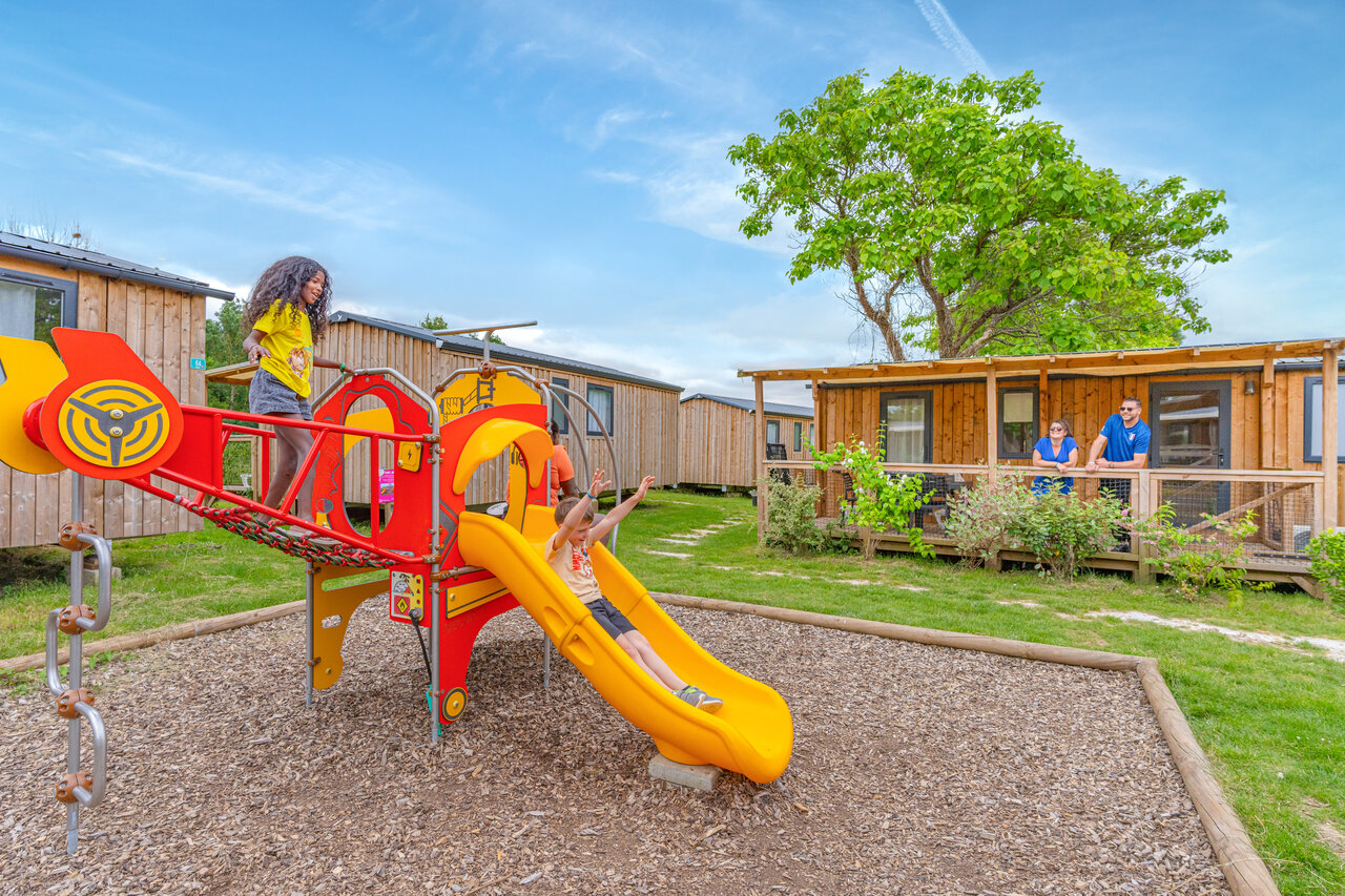 Aire de jeux pour enfants, Mobil-homes au camping CAPFUN Le Village Parisien � VARREDDES.