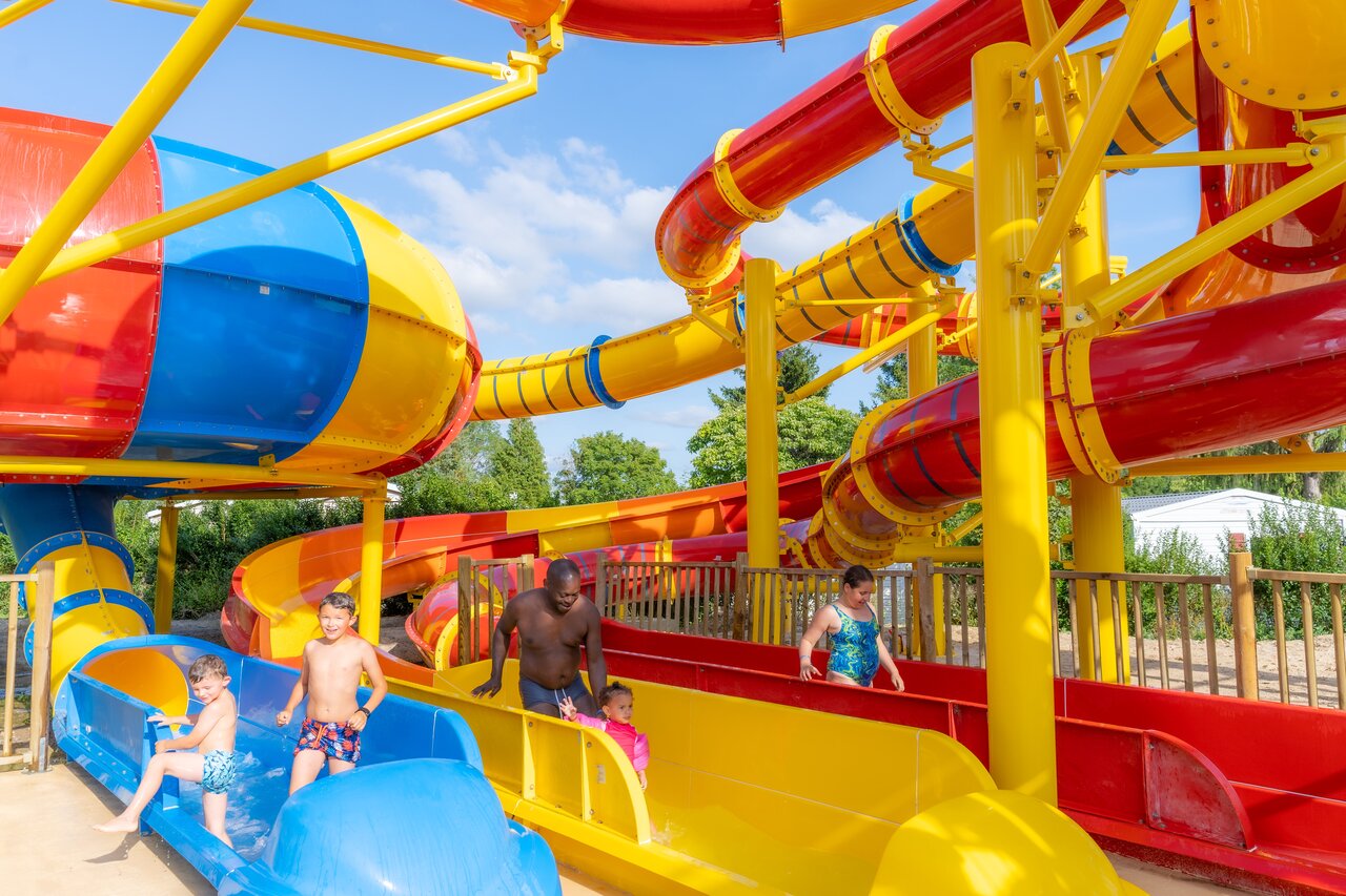 Toboggans aquatiques color�s et famille s'amusant au camping CAPFUN Le Village Parisien � VARREDDES (77).