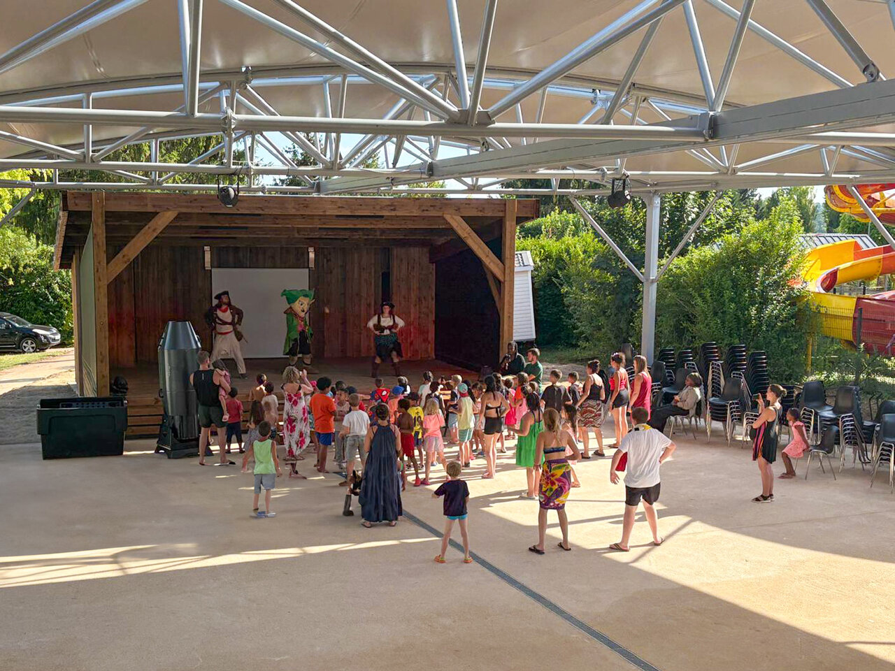 Spectacle enfants sur sc�ne ext�rieure au camping CAPFUN Le Village Parisien � VARREDDES (77).