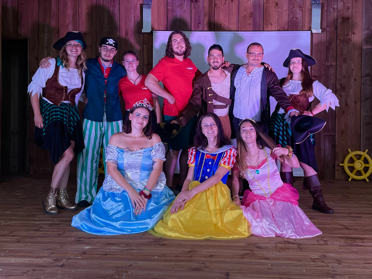 Animateurs costum�s au camping CAPFUN Le Village Parisien � VARREDDES (77).