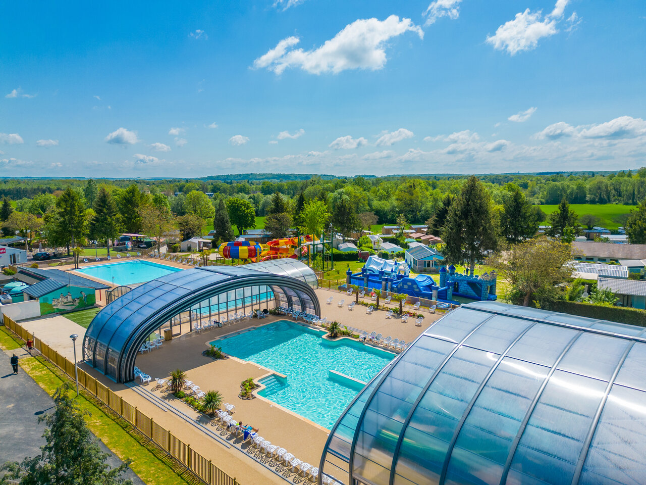 Piscines couvertes, toboggans et jeux au camping CAPFUN Le Village Parisien � VARREDDES (77).