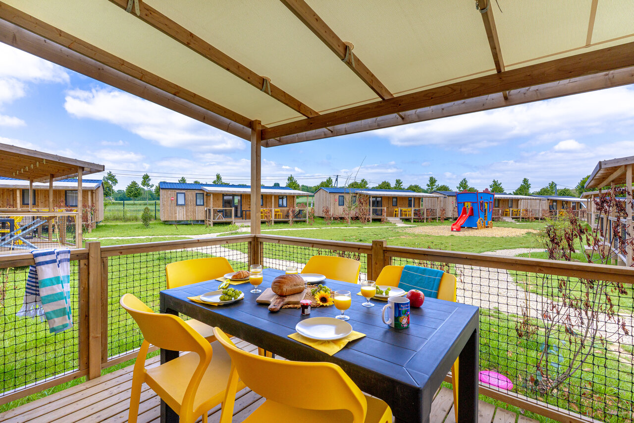 Terrasse Mobil-home, petit-d�jeuner, aire de jeux au camping CAPFUN Le Village Parisien � VARREDDES.