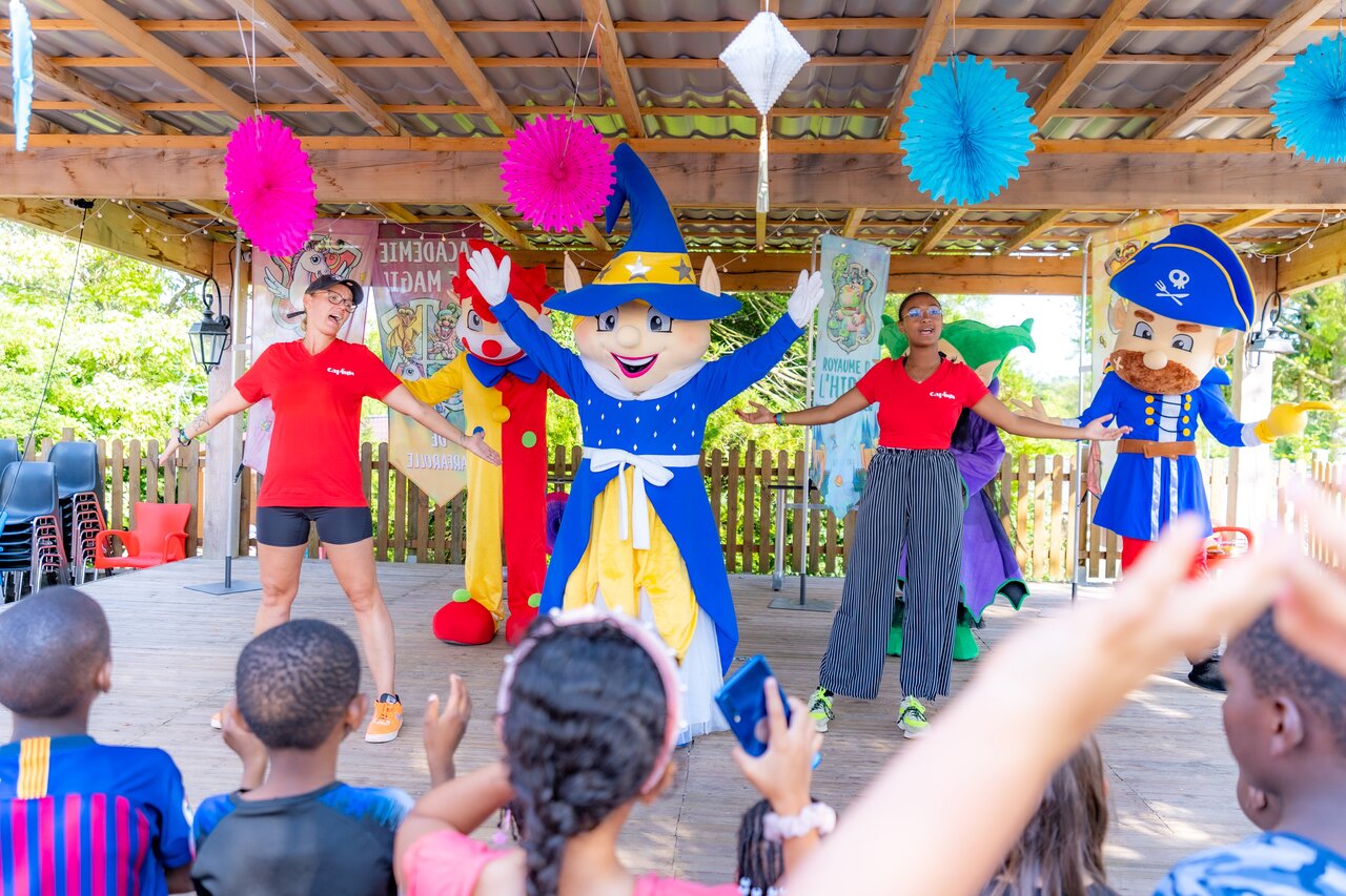 Spectacle d'animation avec mascottes et animateurs au camping CAPFUN Le Village Parisien � VARREDDES (77).