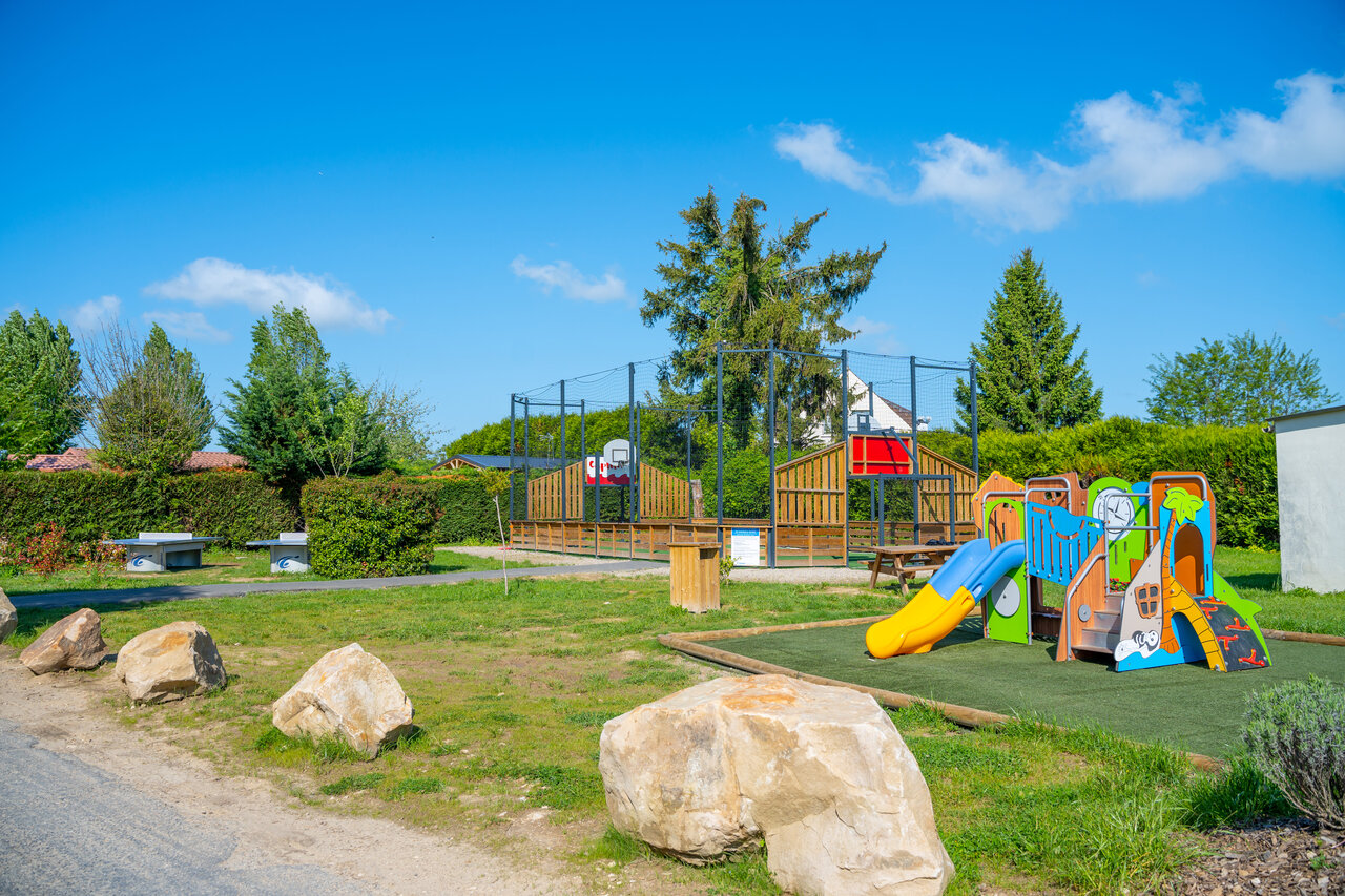 Aire de jeux color�e, terrain multisport et tables de ping-pong au camping CAPFUN Le Village Parisien � VARREDDES (77).