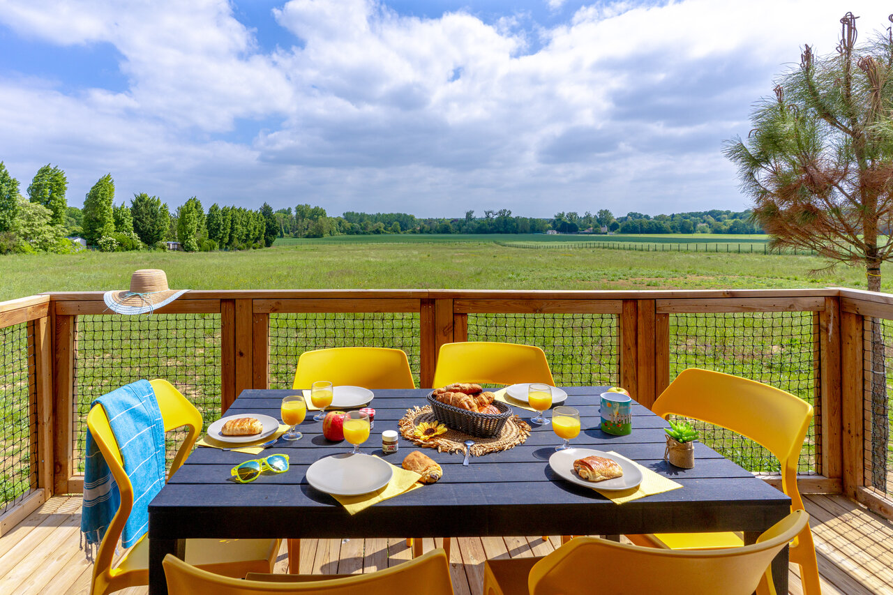 Petit-d�jeuner en terrasse de Mobil-home au camping CAPFUN Le Village Parisien � VARREDDES (77).