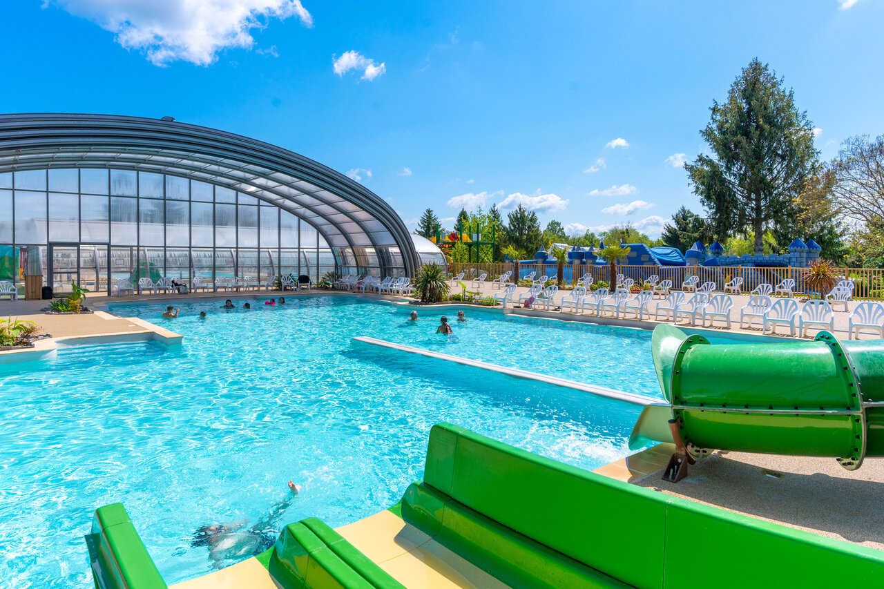 Piscine ext�rieure et couverte avec toboggans au camping CAPFUN Le Village Parisien � VARREDDES (77).