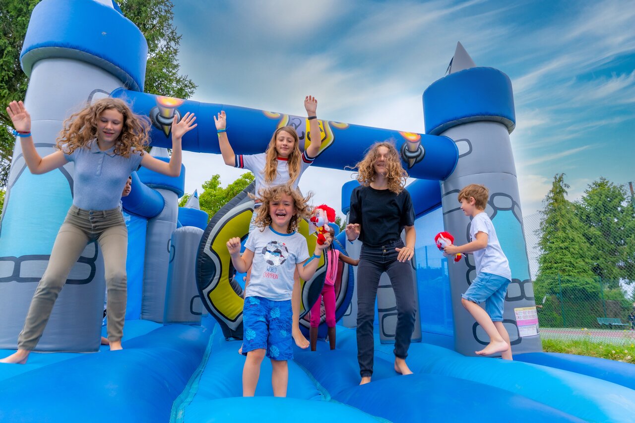 Ch�teau gonflable pour enfants au camping CAPFUN Le Village Parisien � VARREDDES (77).