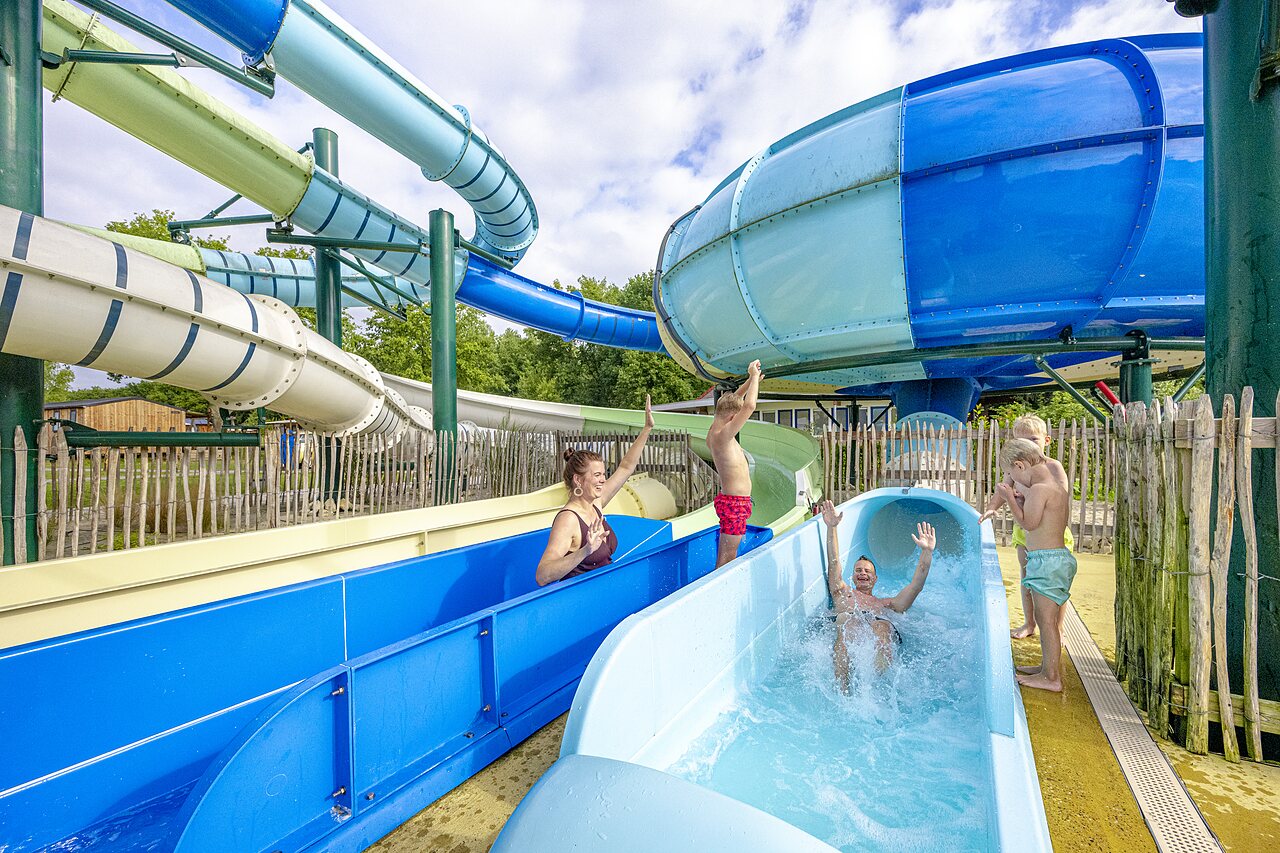 Toboggans aquatiques color�s et familles s'amusant au camping CAPFUN Vlinderloo � Enschede.