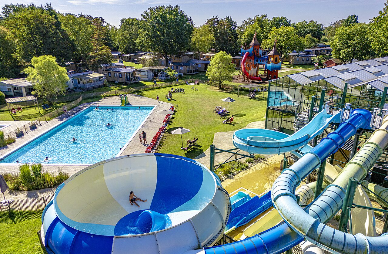 Toboggans aquatiques, piscine ext�rieure et aire de jeux au camping CAPFUN Vlinderloo � Enschede.