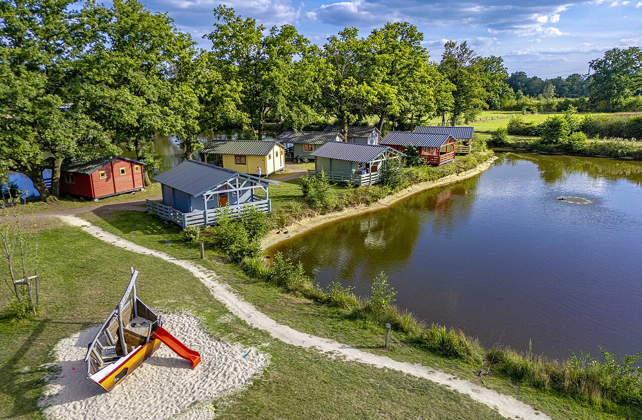 Vue a�rienne Mobil-homes, aire de jeux, �tang au camping CAPFUN Vlinderloo � Enschede.