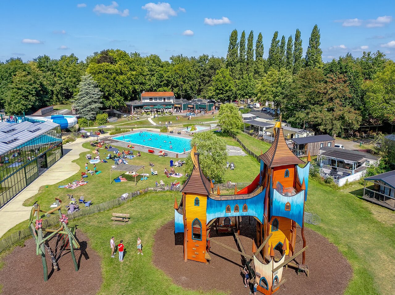 Grand ch�teau aire de jeux, piscines ext�rieure et int�rieure au camping CAPFUN Vlinderloo � Enschede.