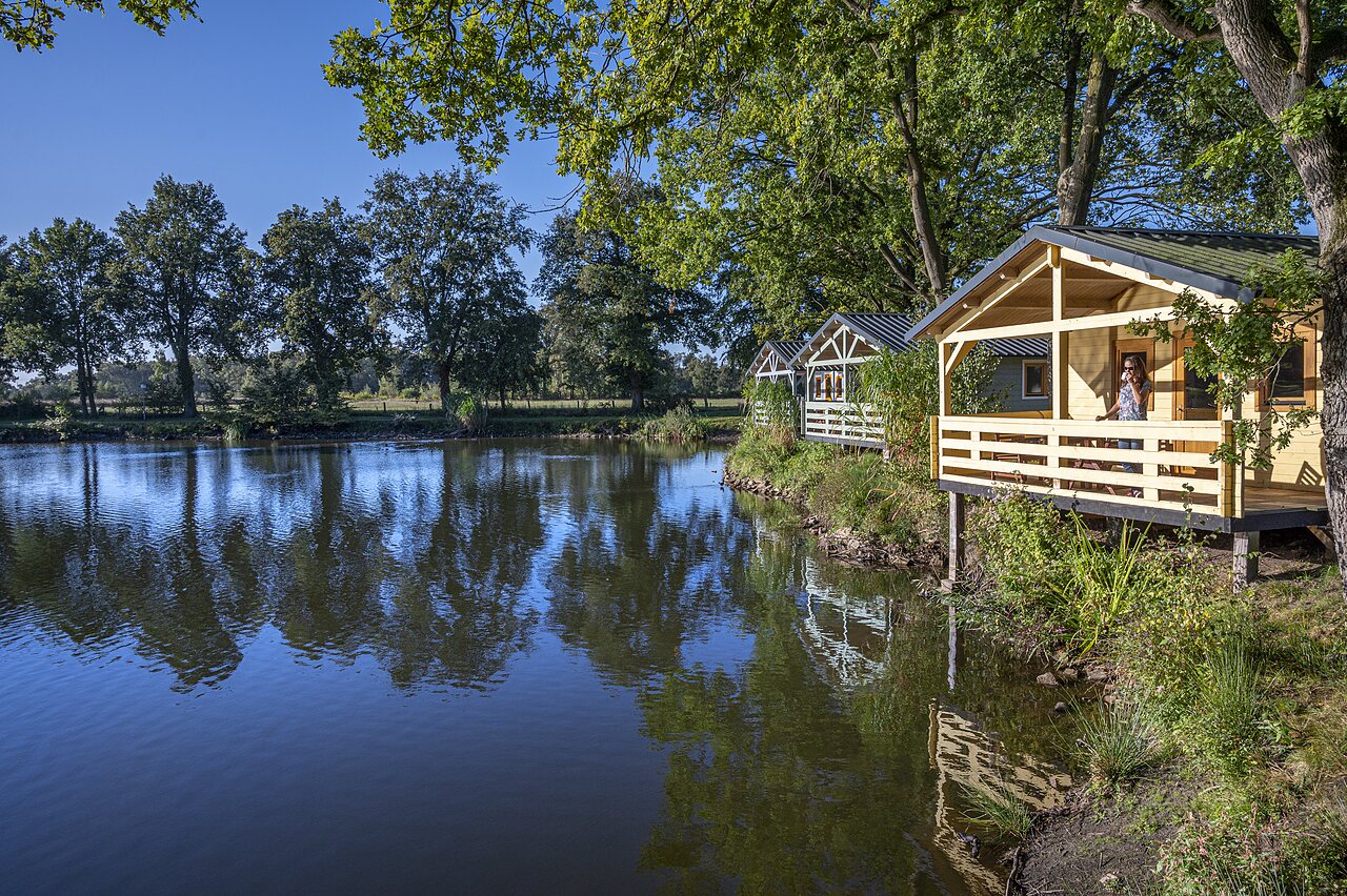 Mobil-homes bois terrasse lac au camping CAPFUN Vlinderloo � Enschede.