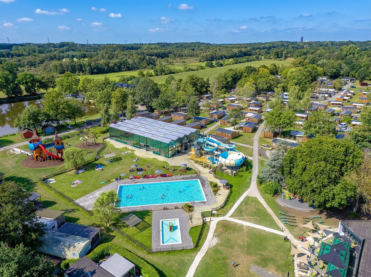 Vue a�rienne du camping, piscines, toboggans et Mobil-homes � CAPFUN Vlinderloo Enschede.