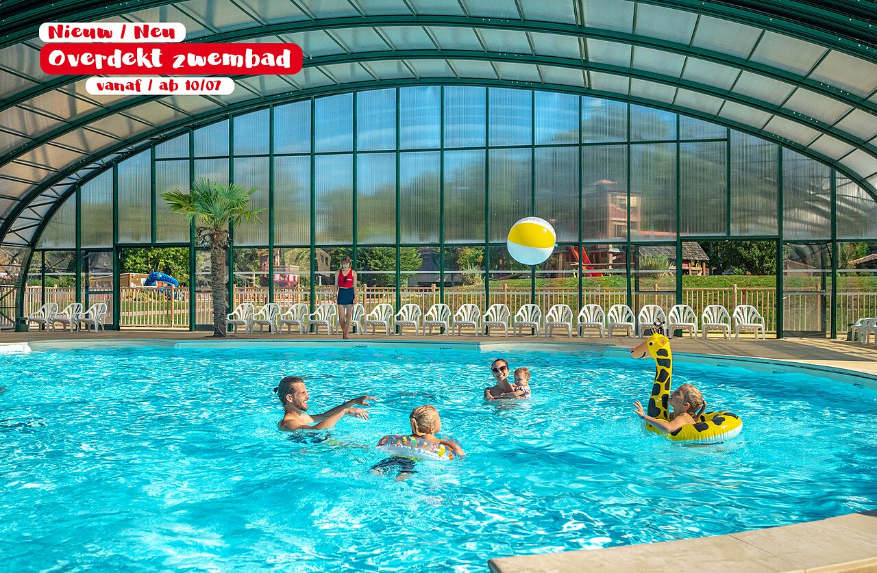 Piscine couverte avec famille et enfants jouant au camping CAPFUN De Waldsang � Bakkeveen.