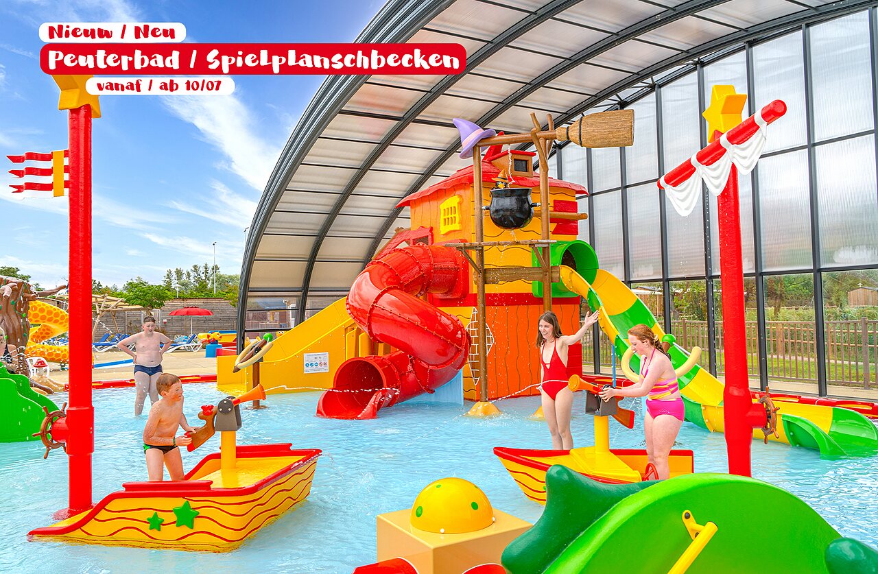 Piscine couverte, toboggans et jeux d'eau au camping CAPFUN De Waldsang � Bakkeveen.
