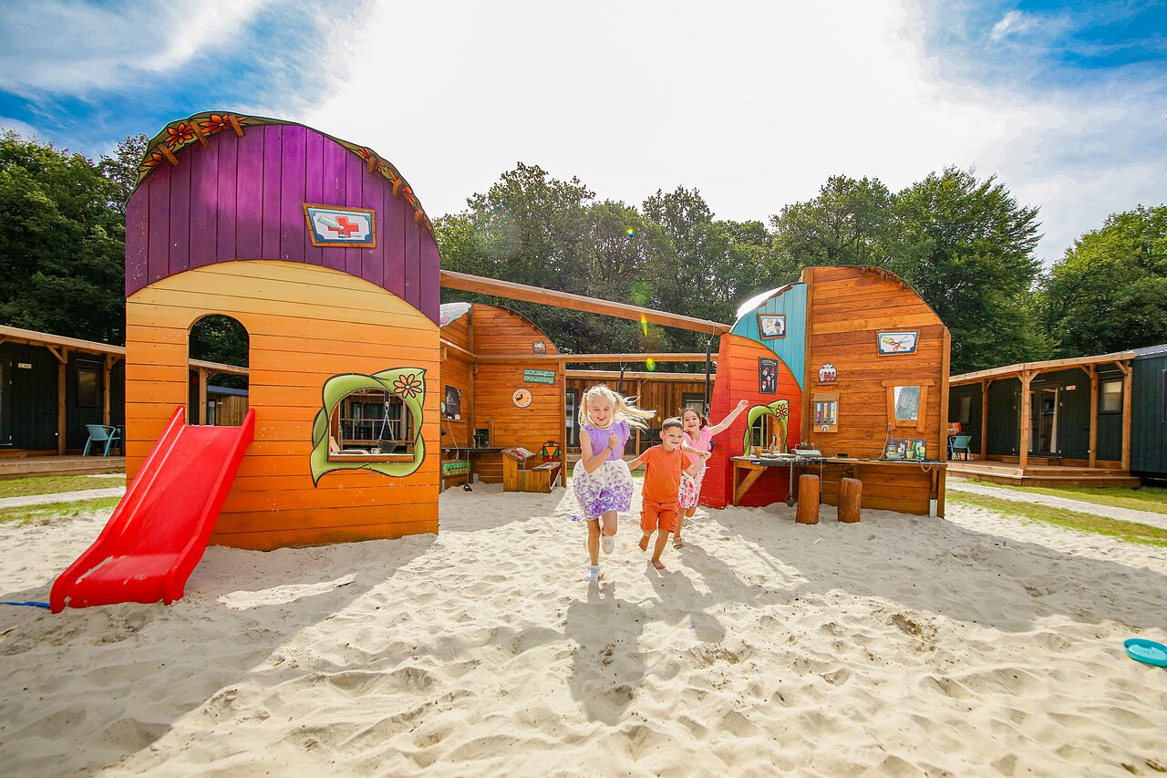 Enfants jouant sur l'aire de jeux avec toboggan, Mobil-homes au CAPFUN De Waldsang � Bakkeveen.