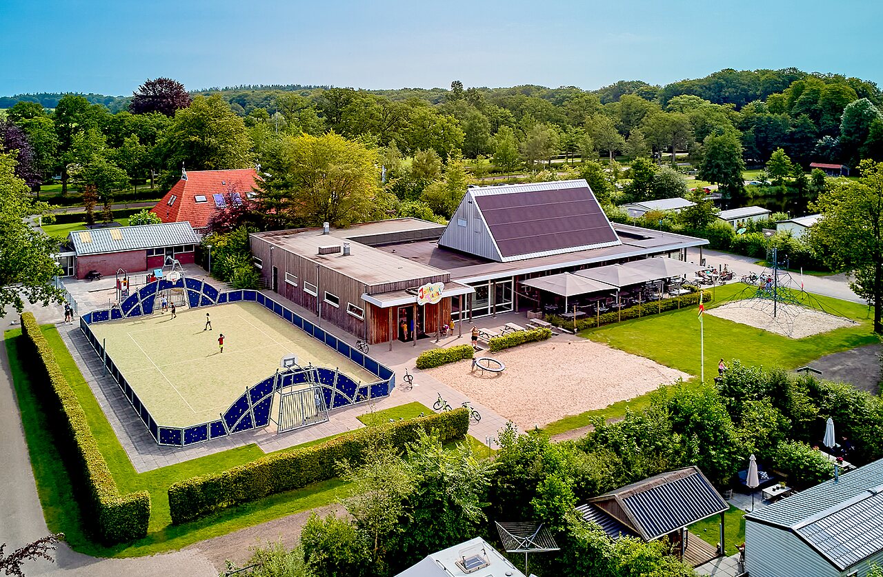 Terrain multisport, aire de jeux, restaurant au camping CAPFUN De Waldsang � Bakkeveen.