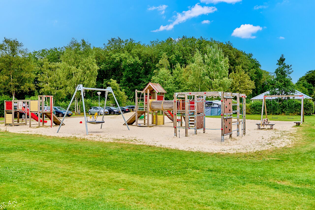 Grande aire de jeux avec balan�oires et toboggans au camping CAPFUN De Waldsang � Bakkeveen.