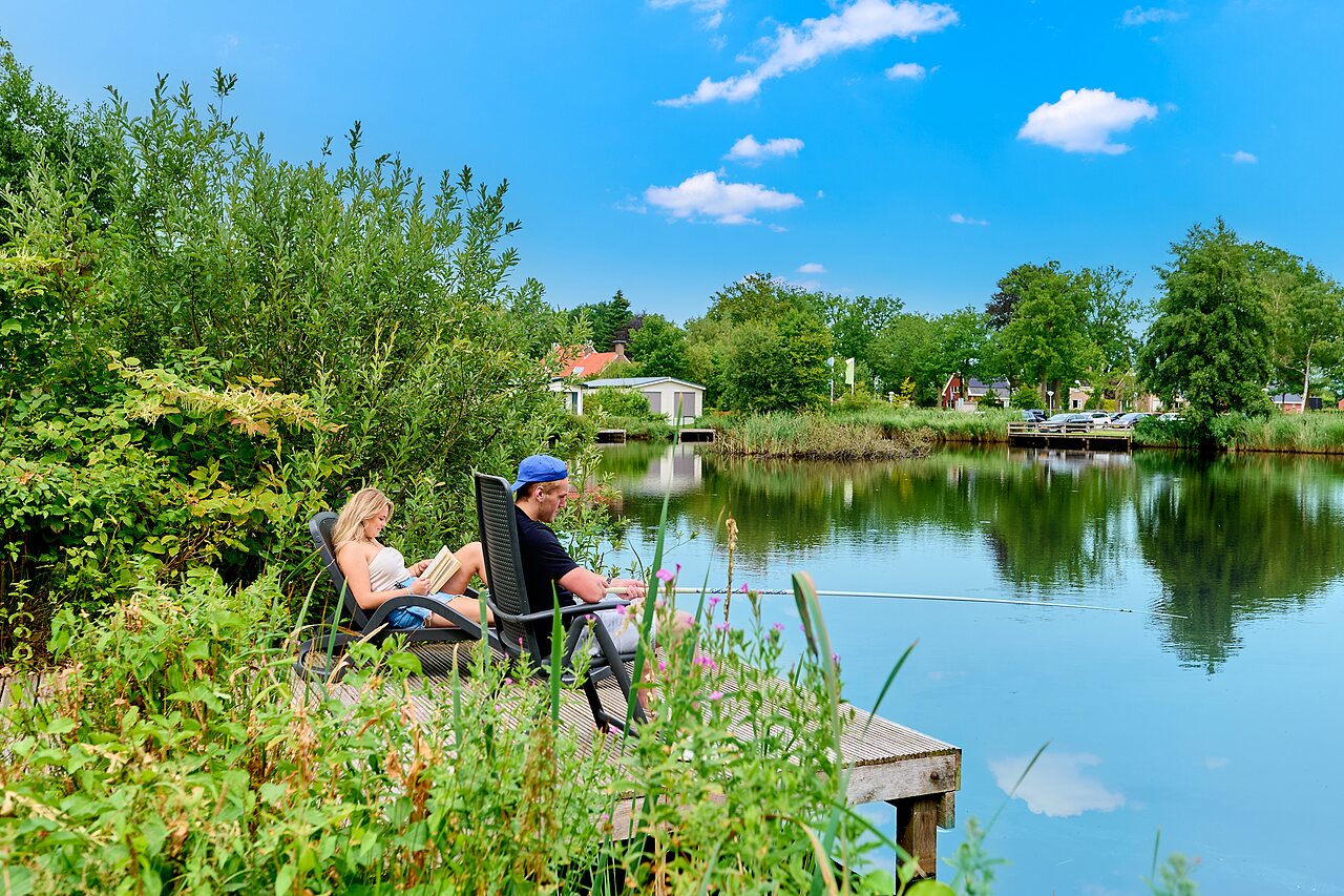 P�che et lecture sur ponton au camping CAPFUN De Waldsang � Bakkeveen.