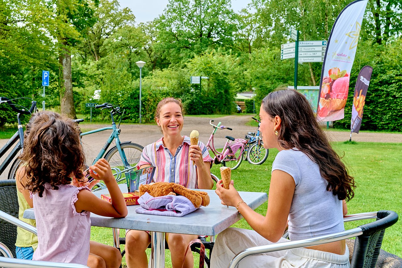 Famille souriante mangeant des glaces en terrasse, v�los, au camping CAPFUN De Waldsang � Bakkeveen