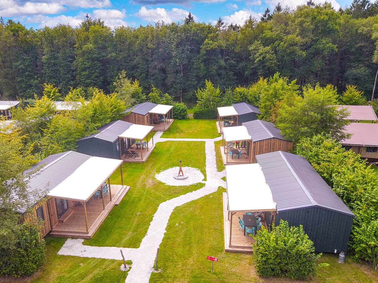 Mobil-homes modernes avec terrasses en bois et all�es, au camping CAPFUN De Waldsang � Bakkeveen.