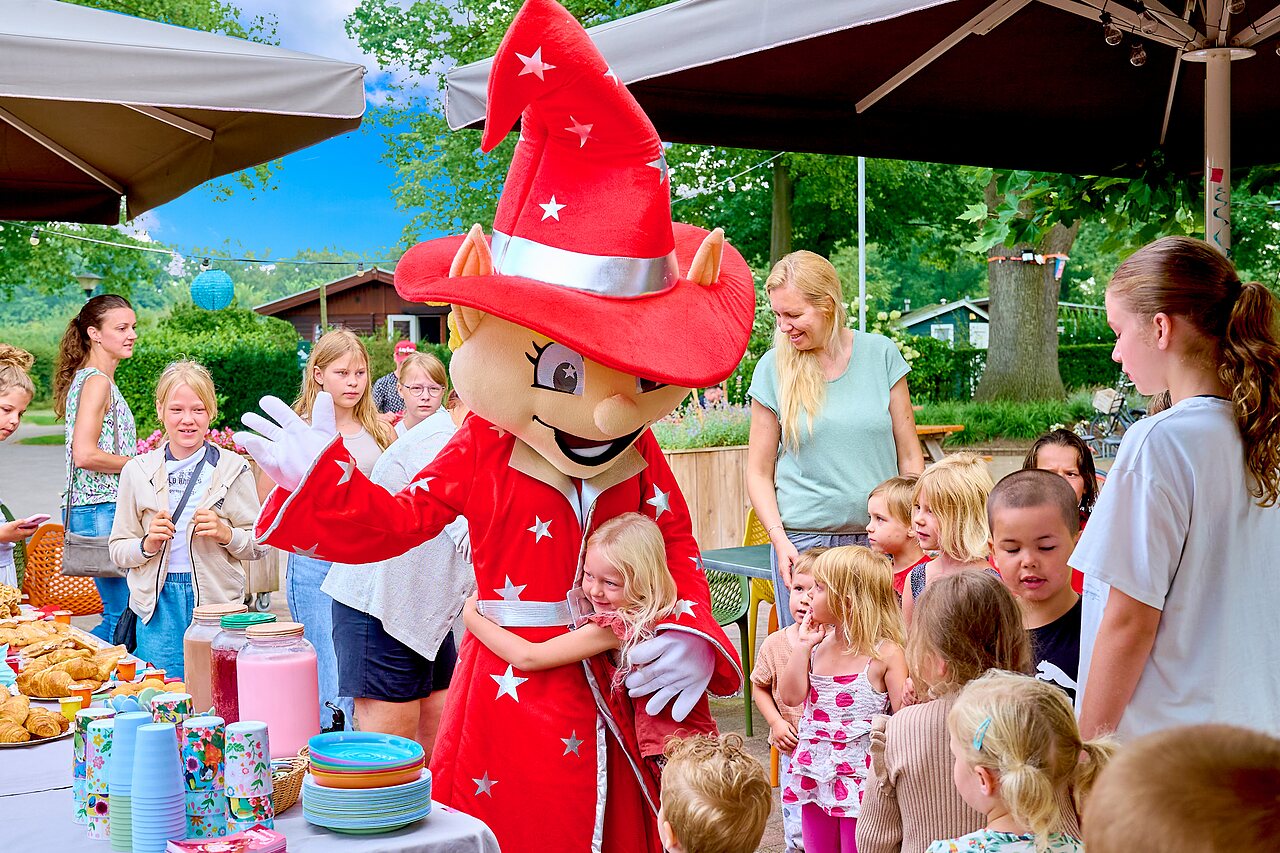 Mascotte et enfants profitant d'une animation au camping CAPFUN Wieskamp � Winterswijk Henxel.