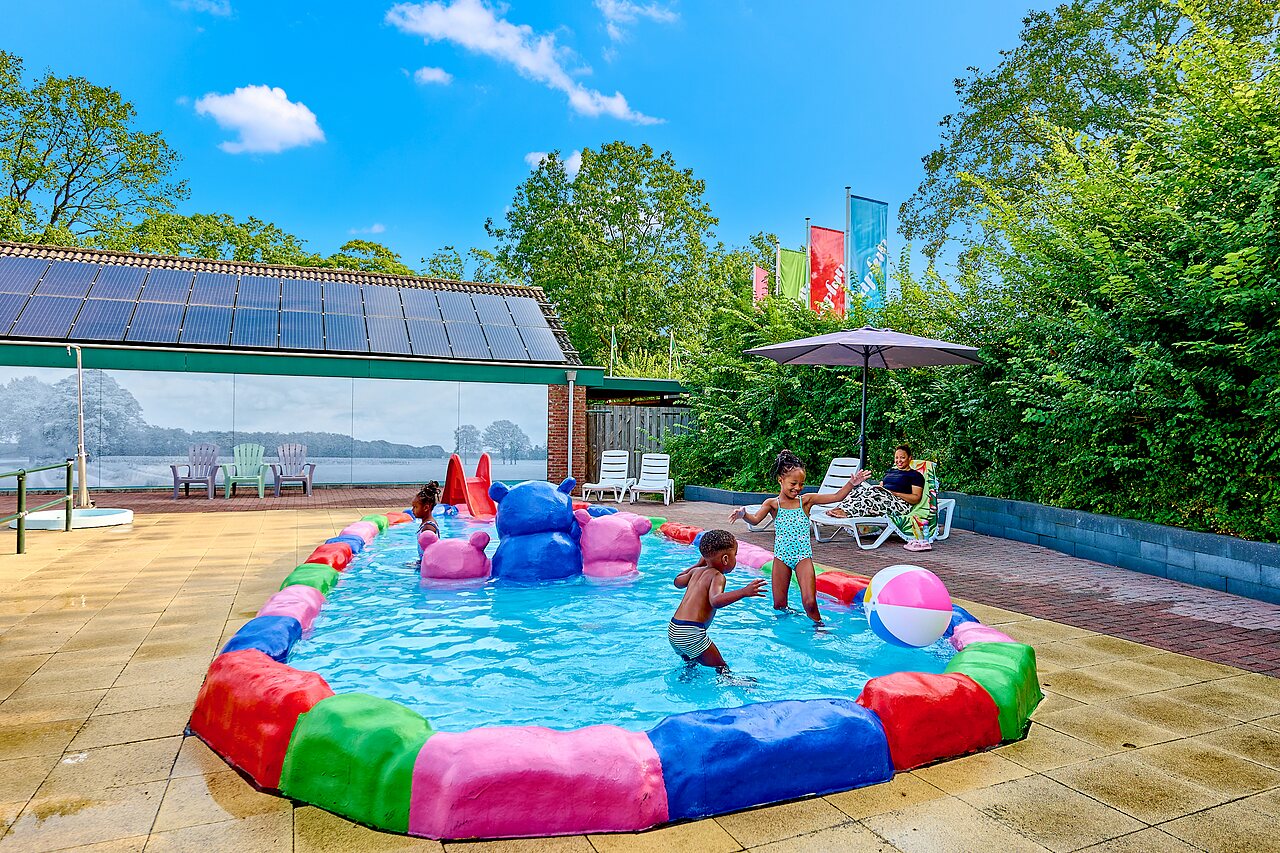 Pataugeoire color�e avec jeux aquatiques pour enfants au camping CAPFUN Wieskamp � Winterswijk Henxel.