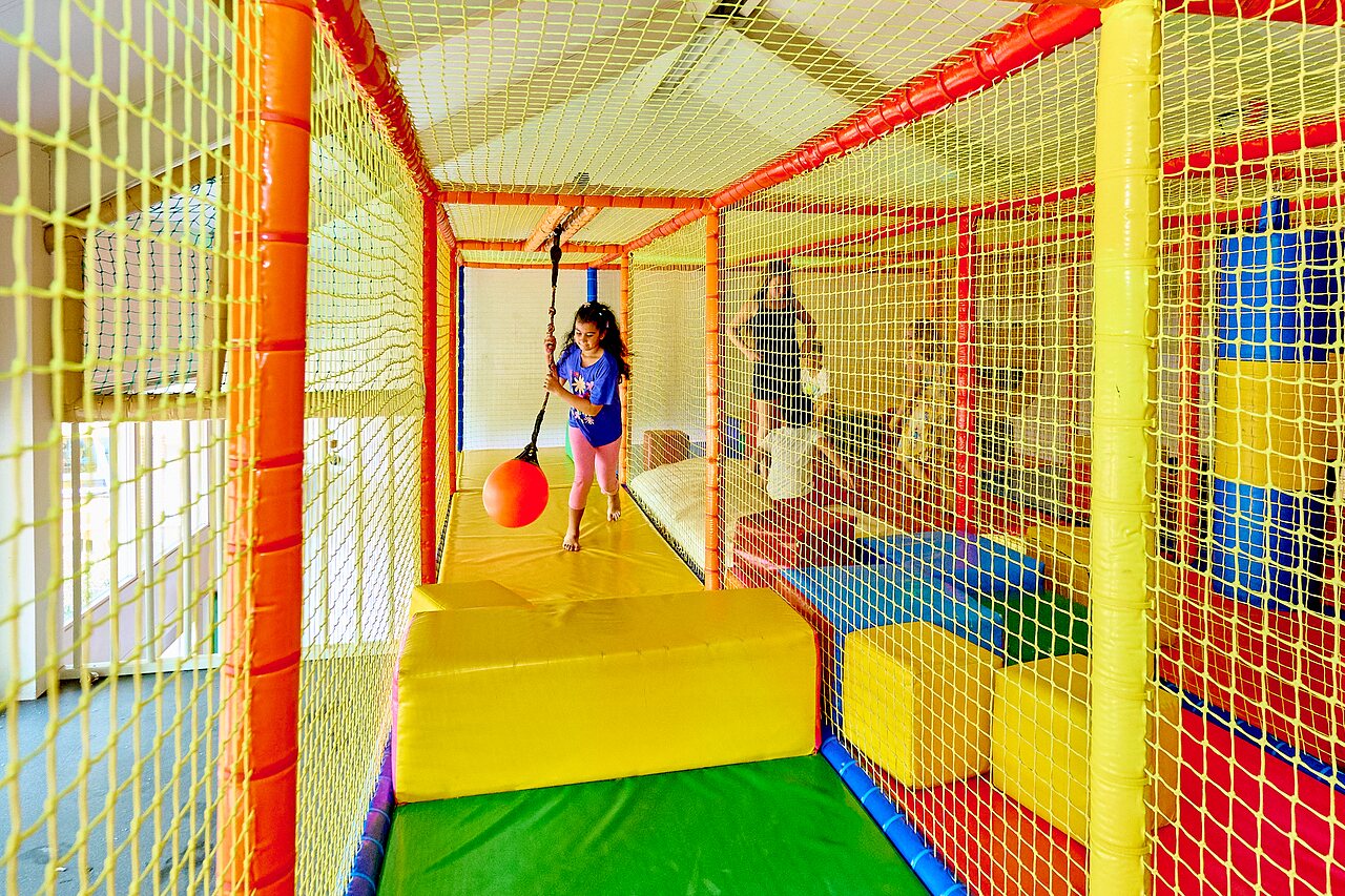 Aire de jeux int�rieure color�e avec enfant jouant, au camping CAPFUN Wieskamp � Winterswijk Henxel.