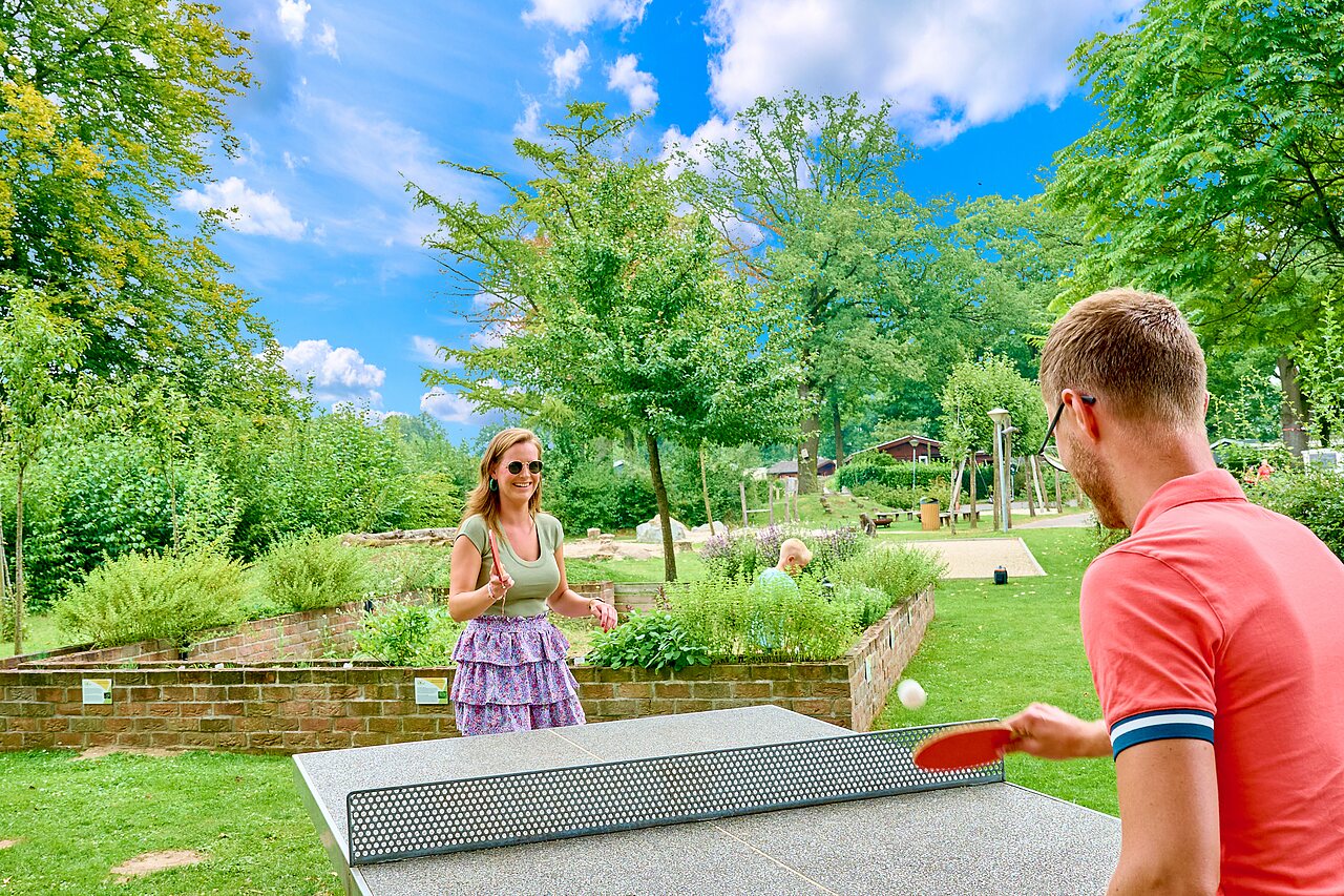 Partie de tennis de table en plein air au camping CAPFUN Wieskamp � Winterswijk Henxel.