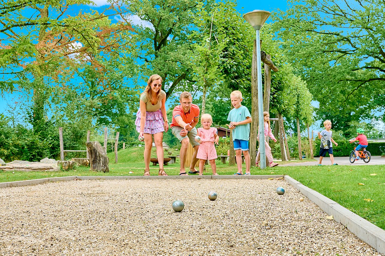 P�tanque en famille au camping CAPFUN Wieskamp � Winterswijk Henxel.