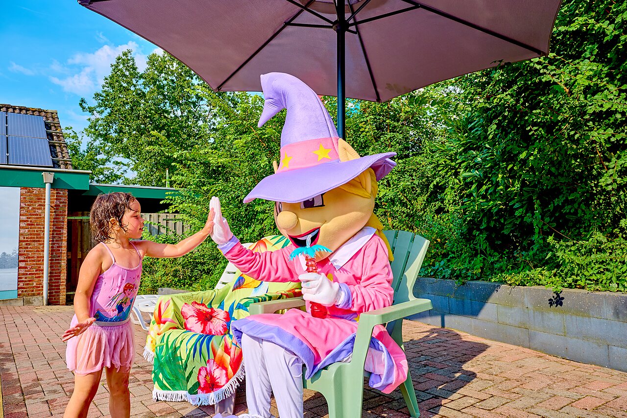 Enfant et mascotte du camping sous parasol au camping CAPFUN Wieskamp � Winterswijk Henxel.