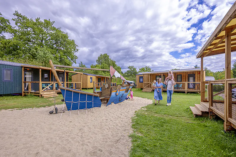 Aire de jeux bateau et Mobil-homes modernes au camping CAPFUN het Winkel � Winterswijk.