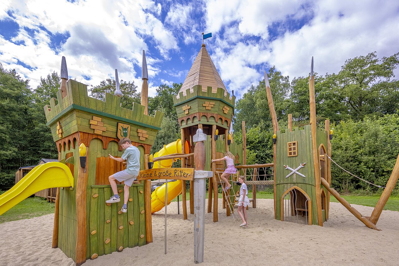 Aire de jeux ch�teau avec toboggans et enfants au camping CAPFUN het Winkel � Winterswijk