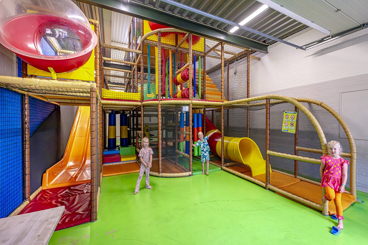 Aire de jeux int�rieure color�e avec toboggans pour enfants au camping CAPFUN het Winkel � Winterswijk.
