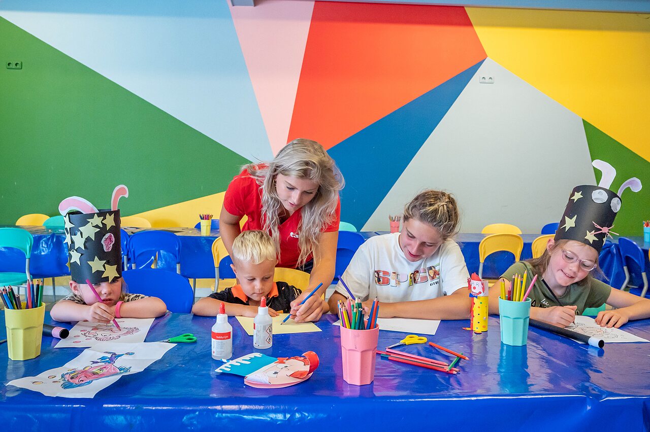 Enfants participant � un atelier cr�atif avec animateur au camping CAPFUN het Winkel � Winterswijk.