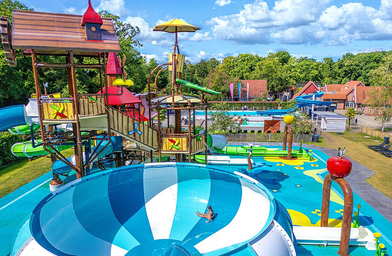 Parc aquatique, toboggans et jeux d'eau au camping CAPFUN het Winkel � Winterswijk.