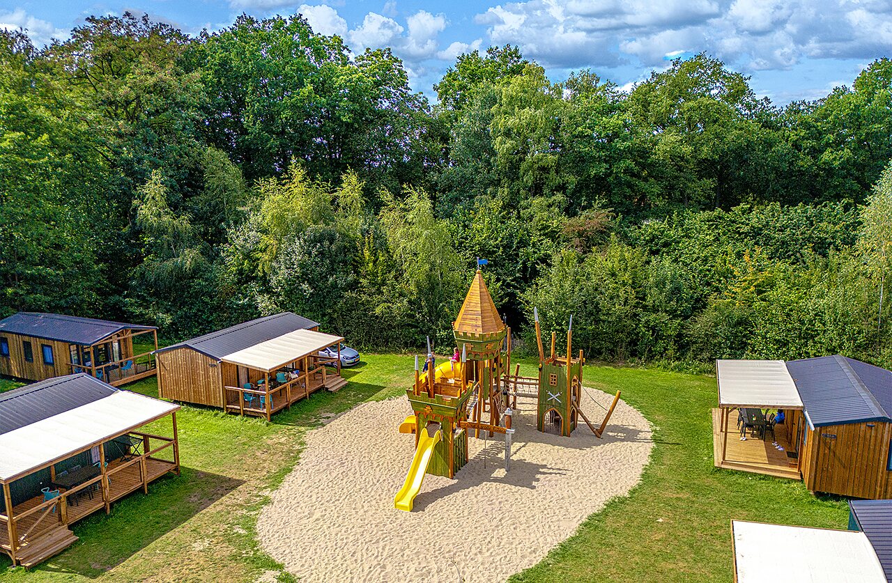 Aire de jeux avec toboggan et Mobil-homes au camping CAPFUN het Winkel � Winterswijk.