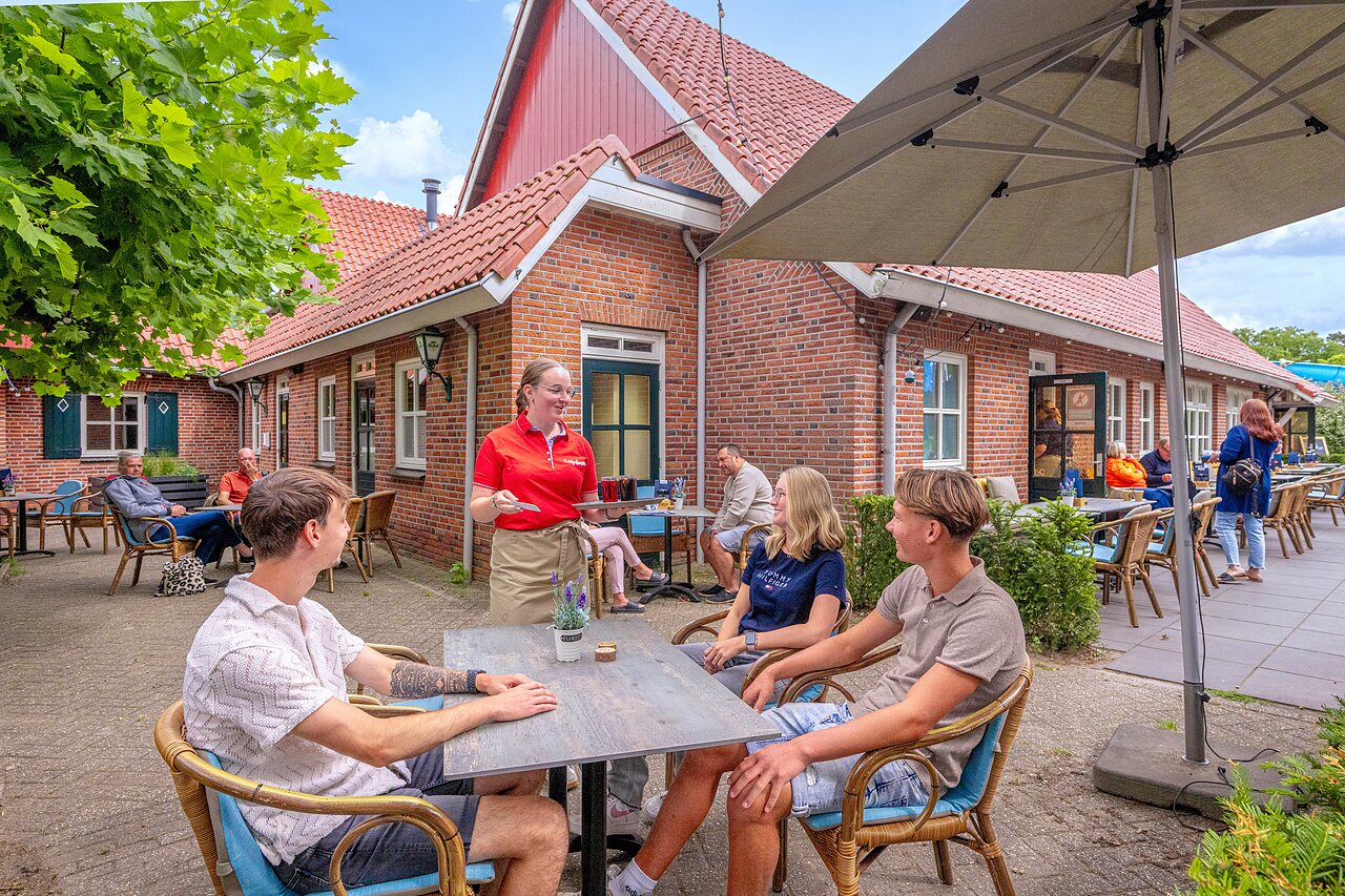 Terrasse de restaurant anim�e, service de boissons au camping CAPFUN het Winkel � Winterswijk.