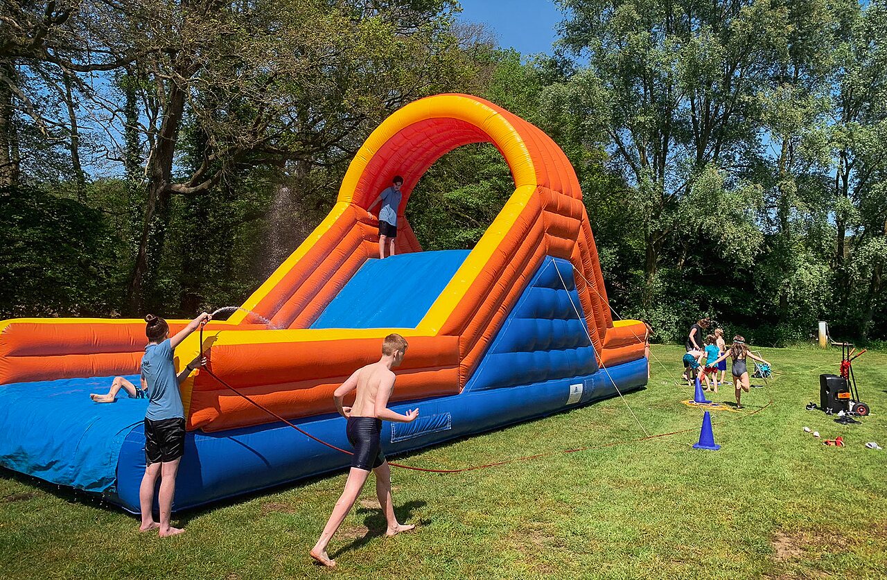 Toboggan aquatique gonflable g�ant et enfants jouant au camping CAPFUN het Winkel � Winterswijk.