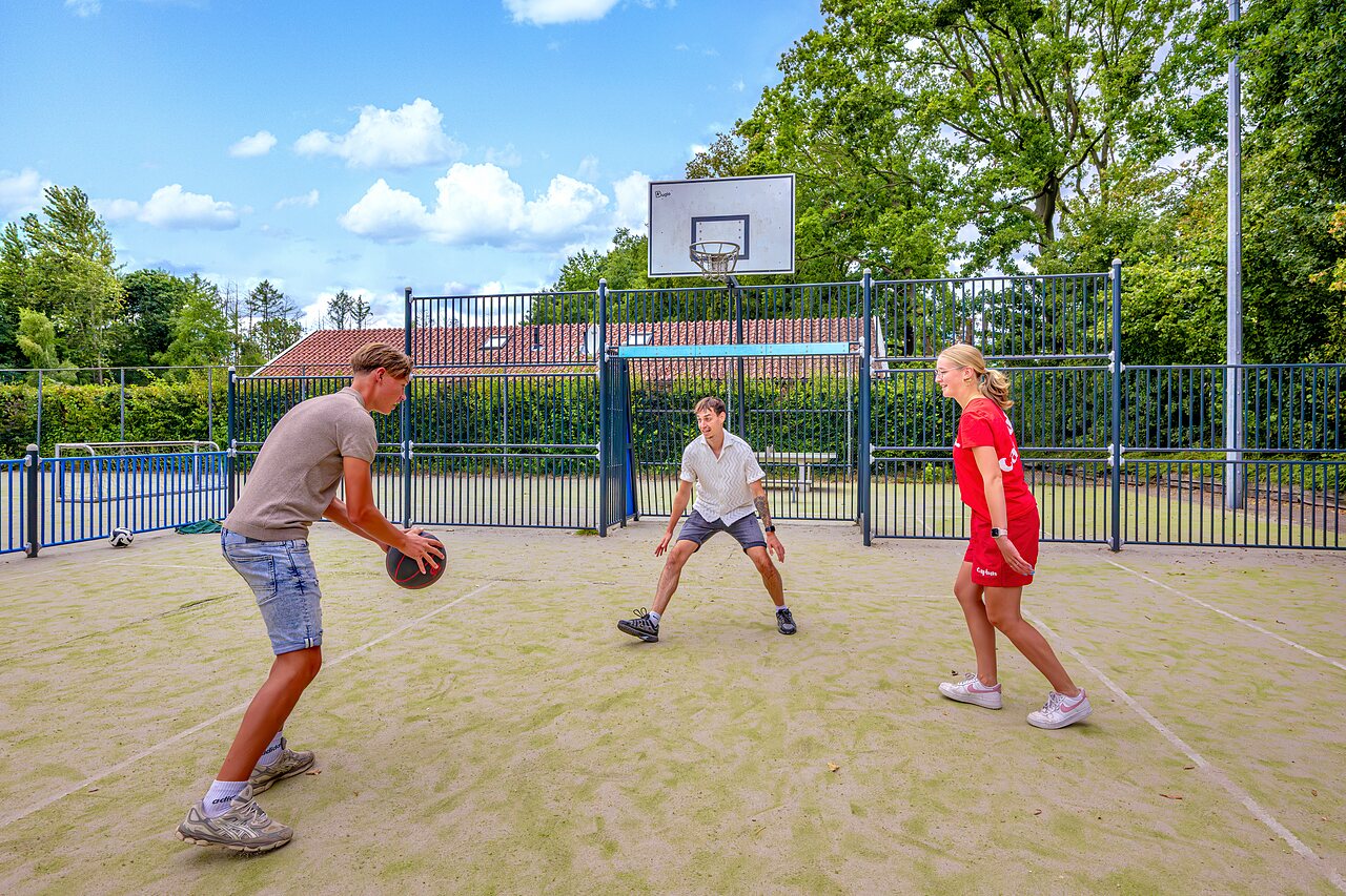 Terrain multisport avec jeunes jouant au basketball au camping CAPFUN het Winkel � Winterswijk.